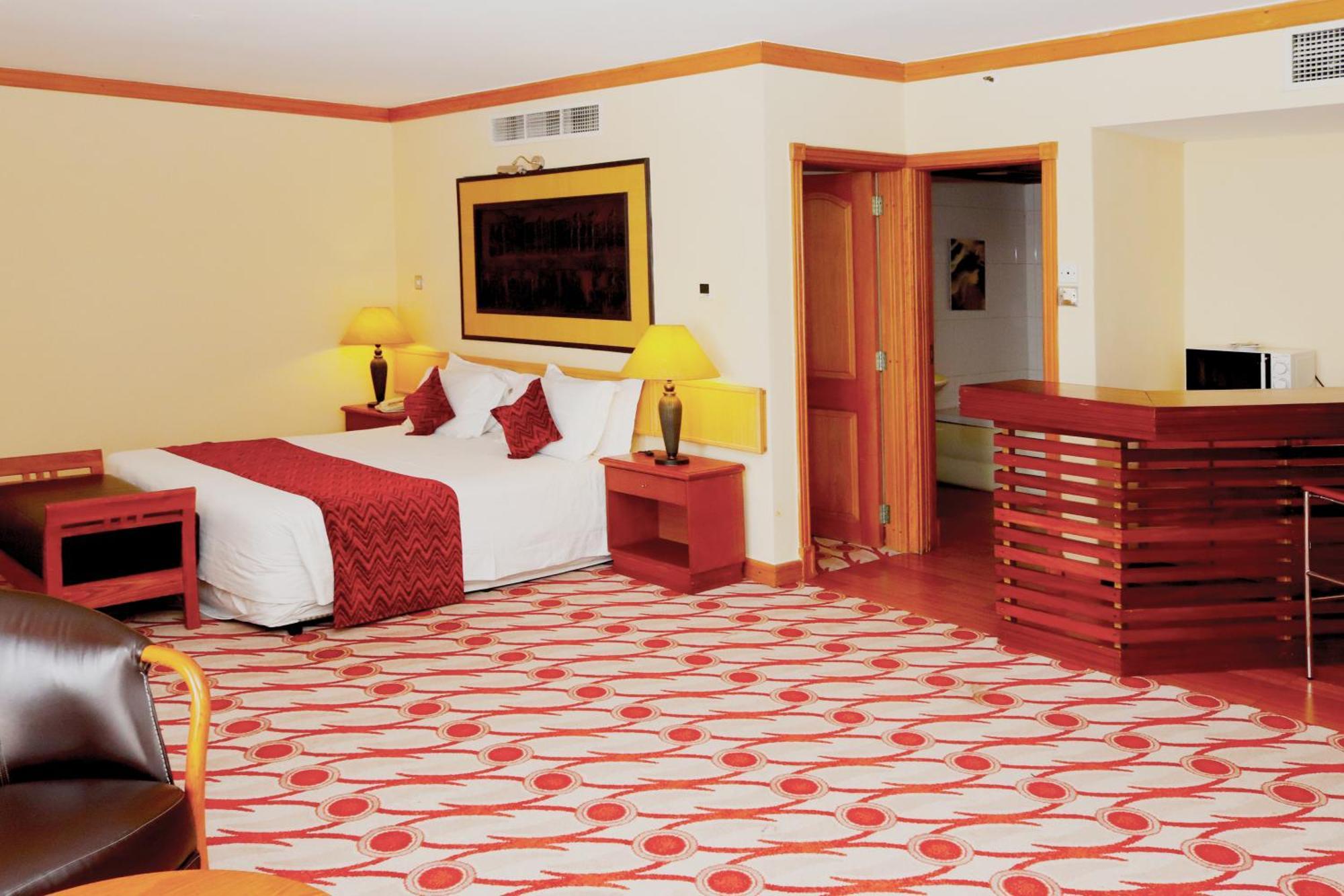 Golf Course Hotel Кампала Екстериор снимка