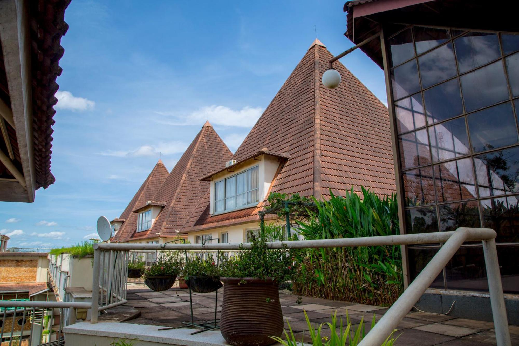 Golf Course Hotel Кампала Екстериор снимка