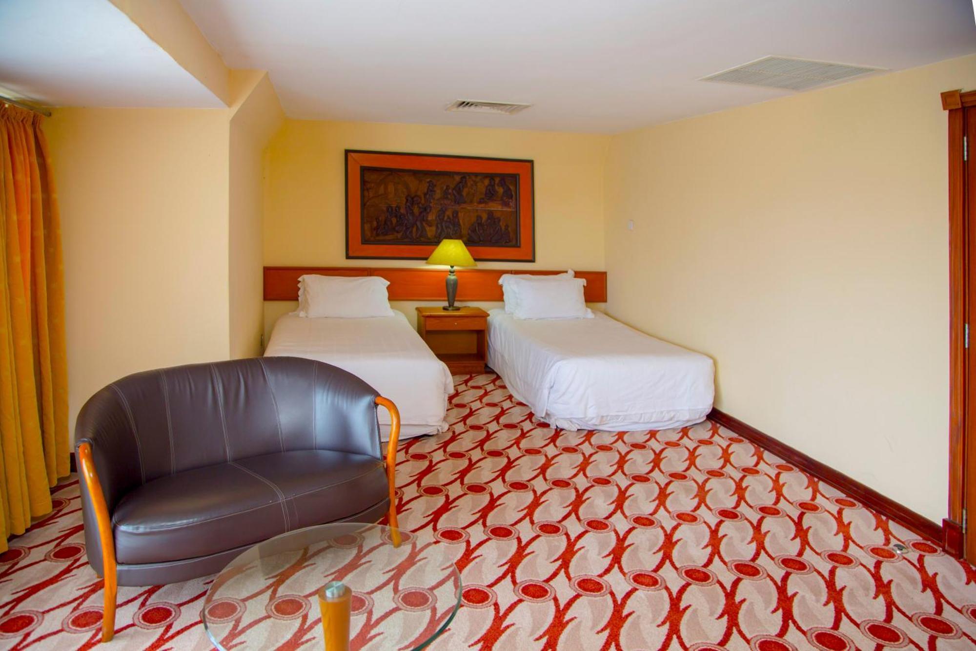 Golf Course Hotel Кампала Екстериор снимка