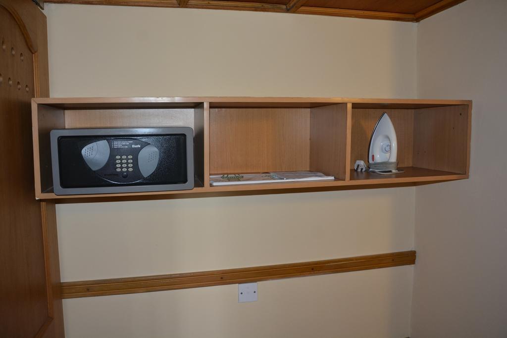 Golf Course Hotel Кампала Екстериор снимка