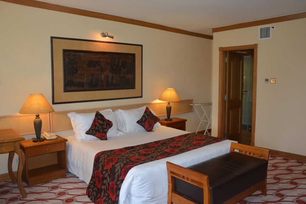 Golf Course Hotel Кампала Екстериор снимка